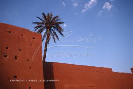 Image du Maroc Professionnelle de  Les remparts de Marrakech sont construits entièrement en pisé selon une technique séculaire par l'Almoravide Ali Ben Youssef au début de XIIème siècle pour se protéger des attaques extérieures. cette muraille s' étend sur dix-neuf kilomètres et atteint par endroit près de huit mètres de hauteur, Mardi 19 Août 1997. ((Photo / Abdeljalil Bounhar) 